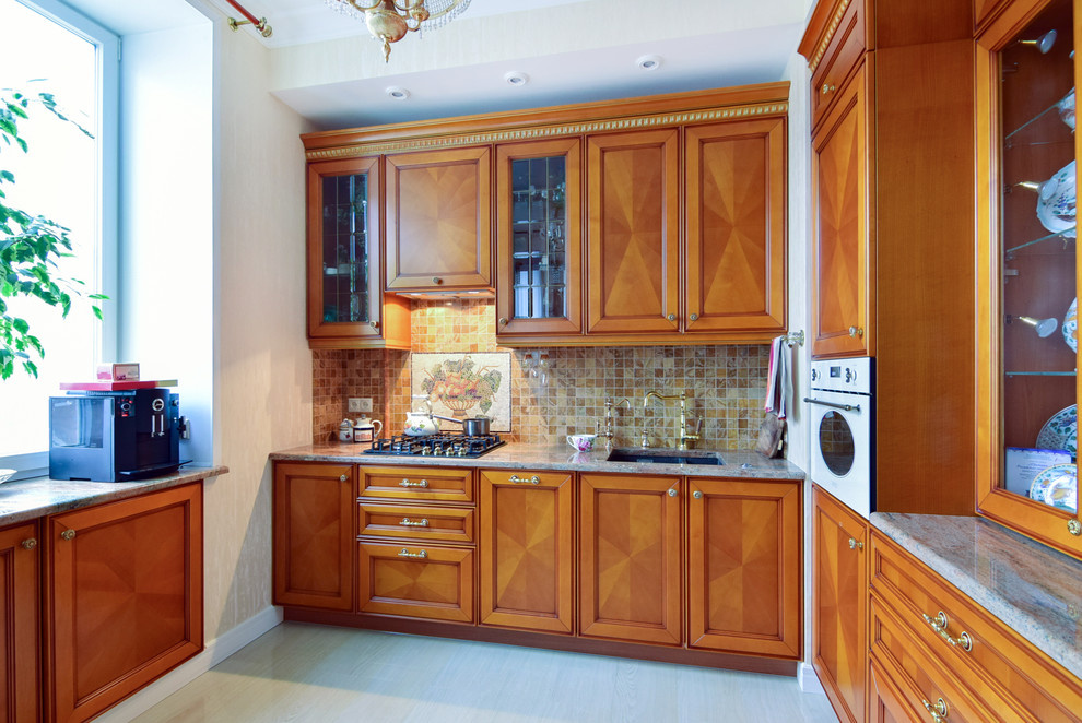 В гостях: Коллекция керамики и винтажная мебель в московской квартире