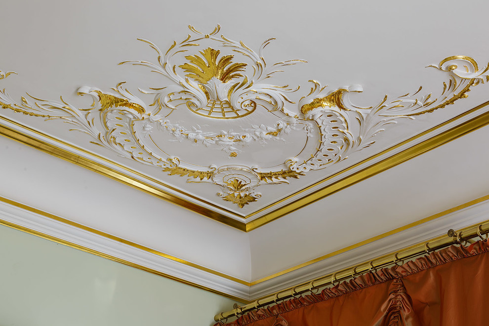 Дизайн потолка в зале