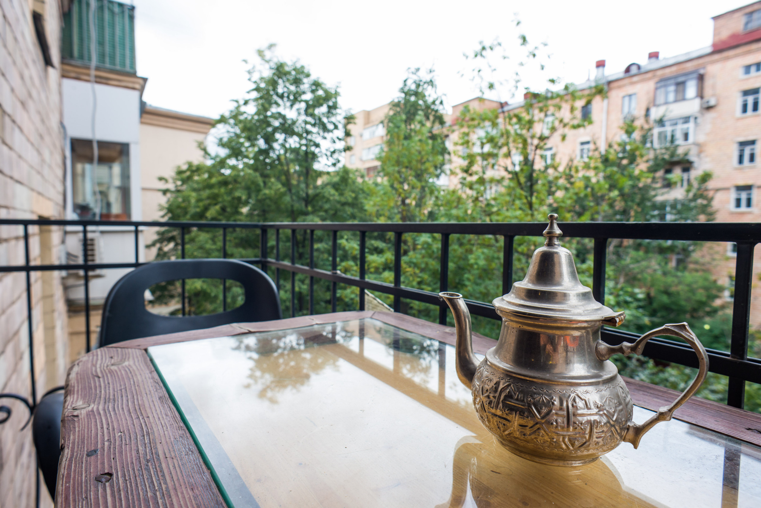 В гостях: Квартира в нейтральных тонах с кирпичной стеной