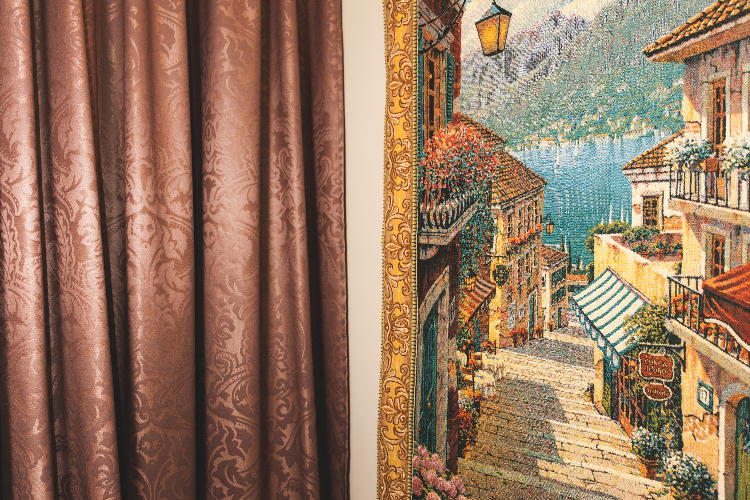 В гостях: Квартира учительницы—с бетонным потолком и винтажной мебелью