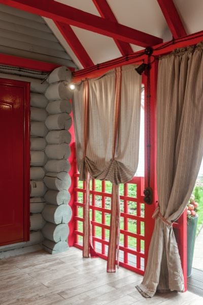 Веранда недели: Летняя терраса в фольклорном стиле на подмосковной даче