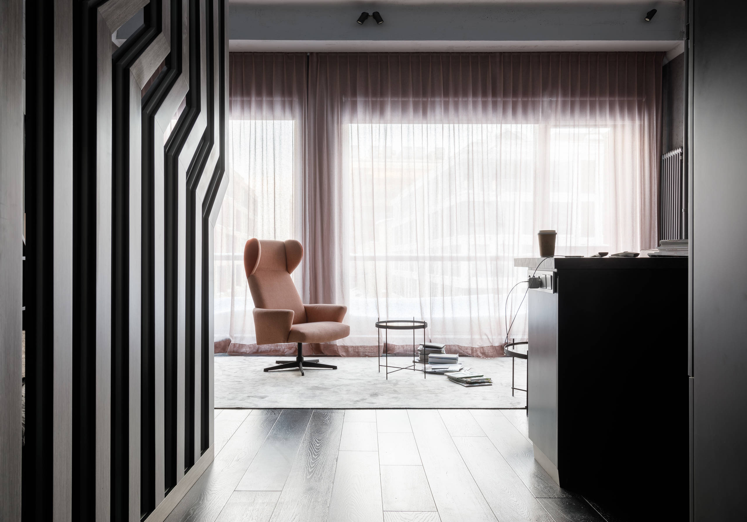 Houzz тур: 40 кв.м — студия в тёмных тонах