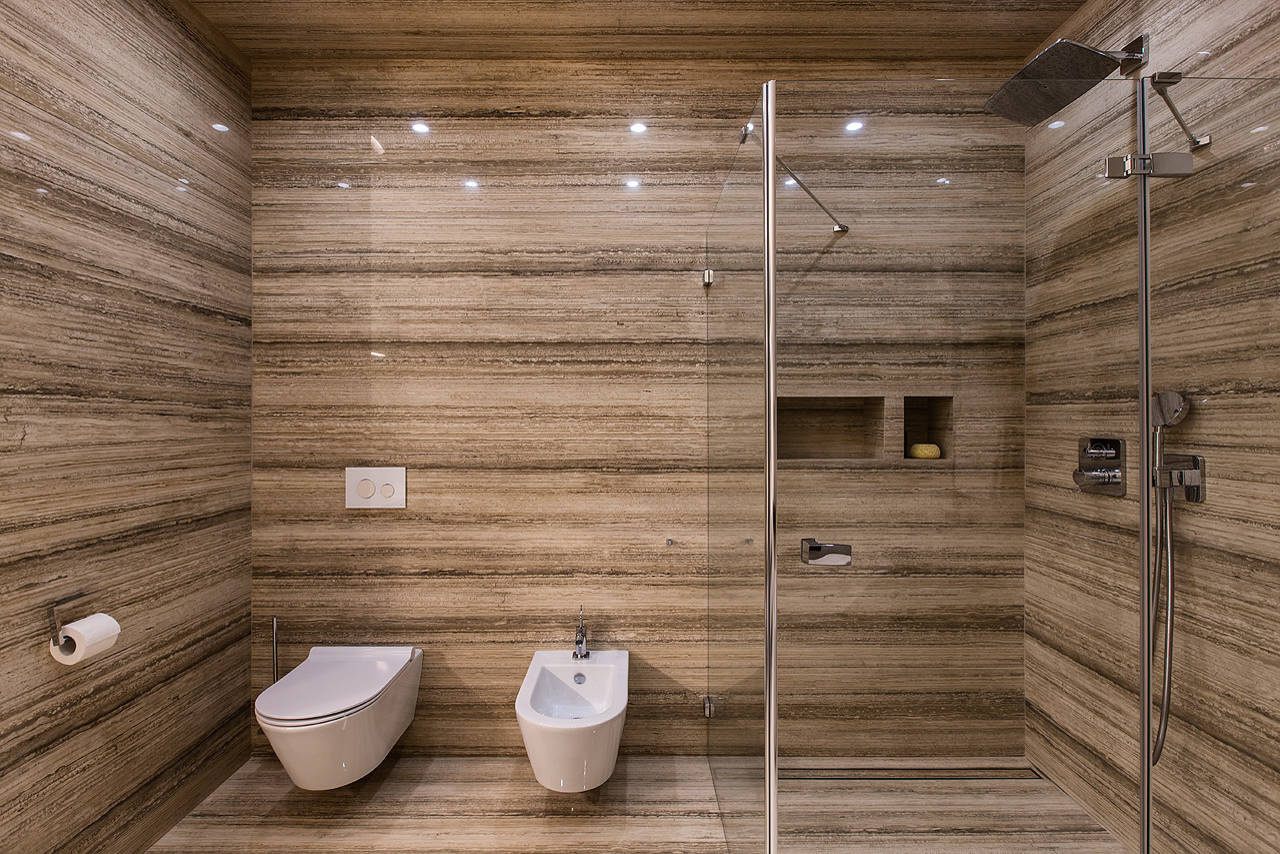 Houzz тур: Квартира с камином и деревянным панно ручной работы