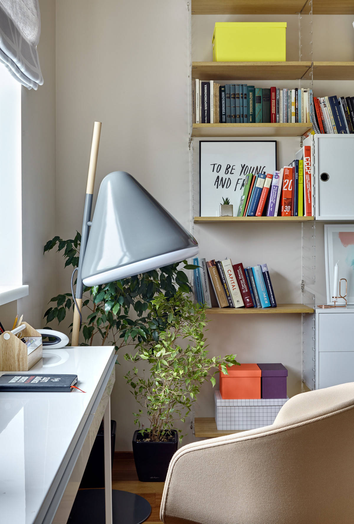 Houzz тур: Квартира с прихожей в кубе и стеклянным кабинетом