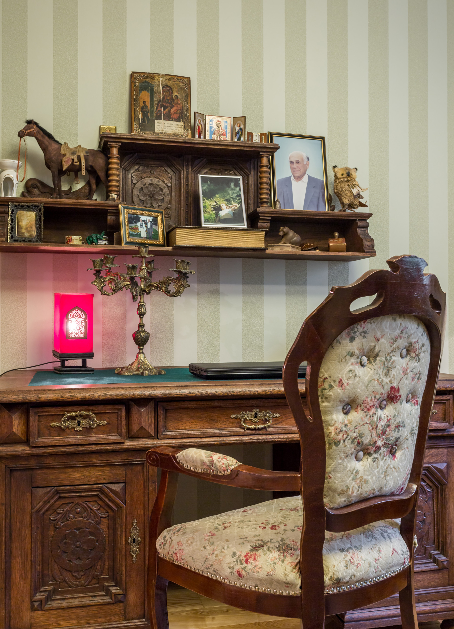 В гостях: Антикварные шкафы и резные зеркала в доме на Войковской