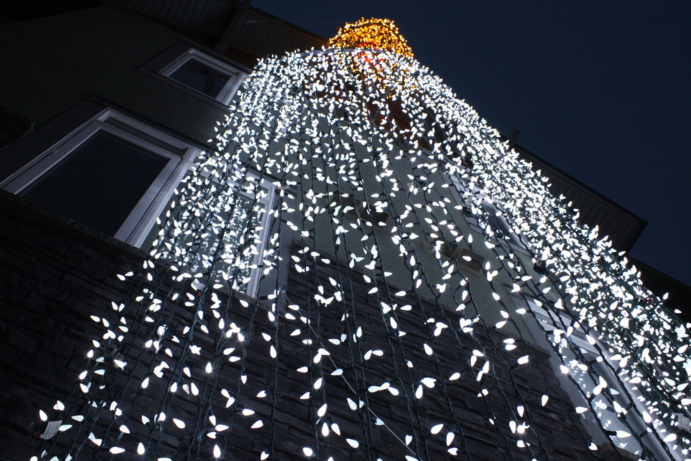 Фотоохота: Новогодняя подсветка загородного дома и сада — 26 идей