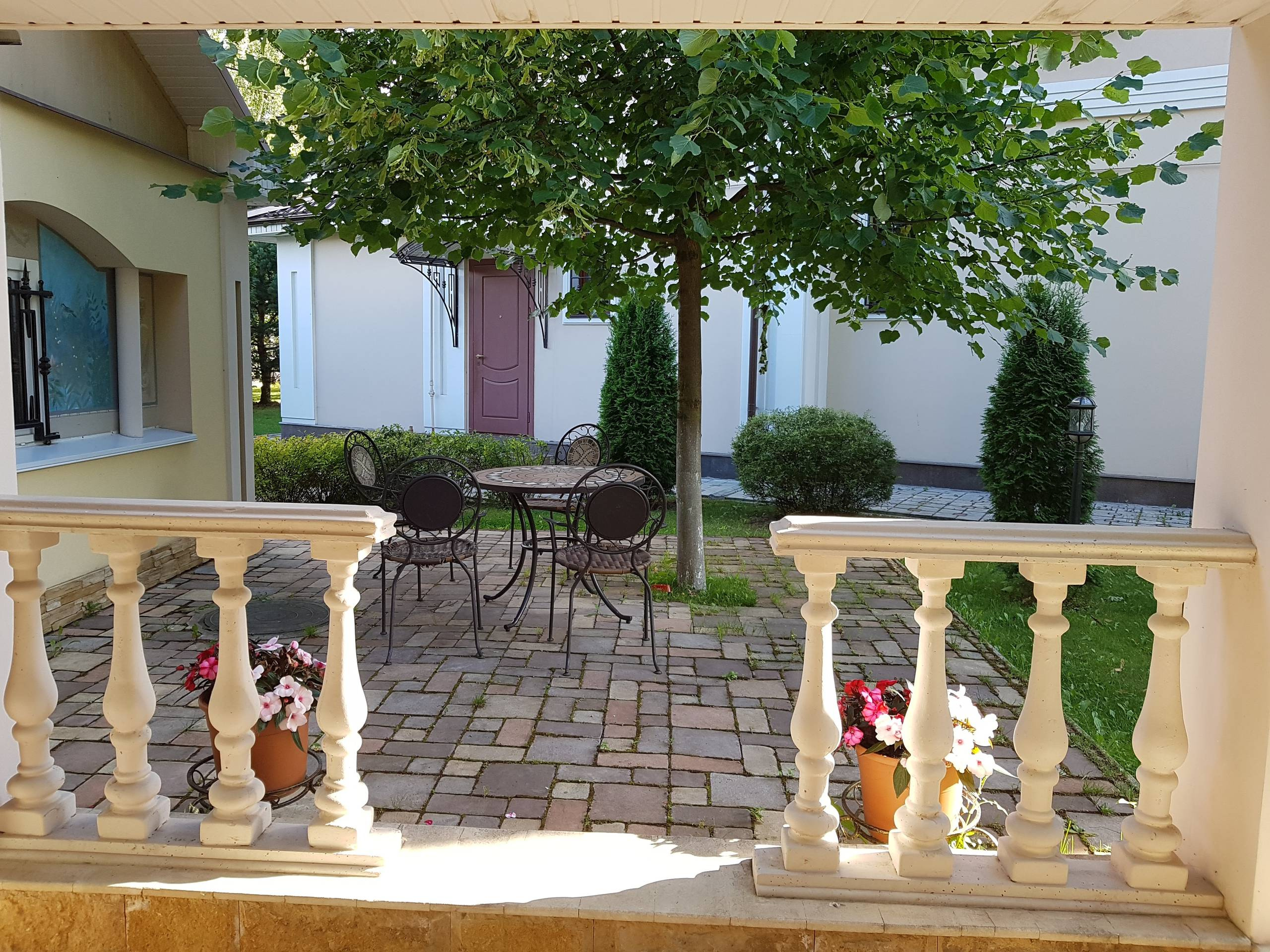 Проект недели: «Итальянский» сад с расписной лоджией при гараже