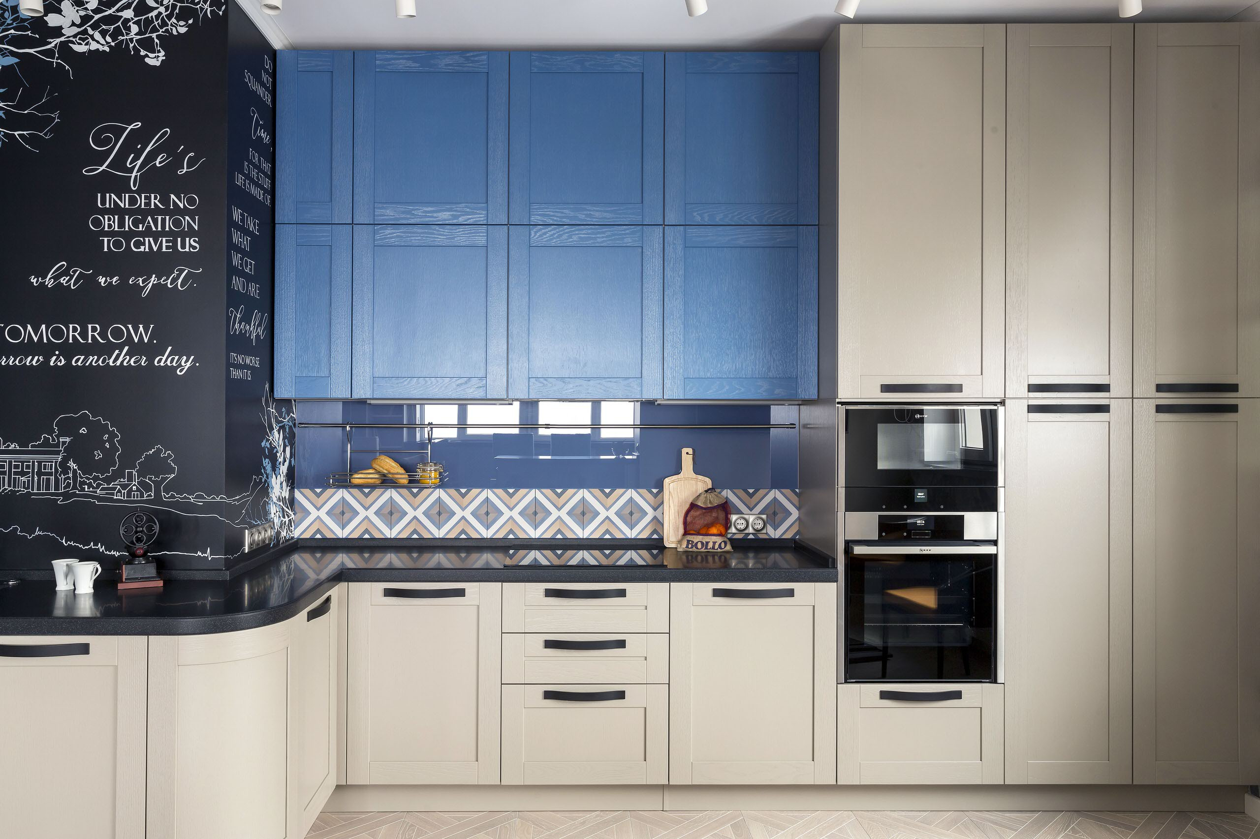 Проект недели: Кухня с голубыми фасадами и видом на парк из окна