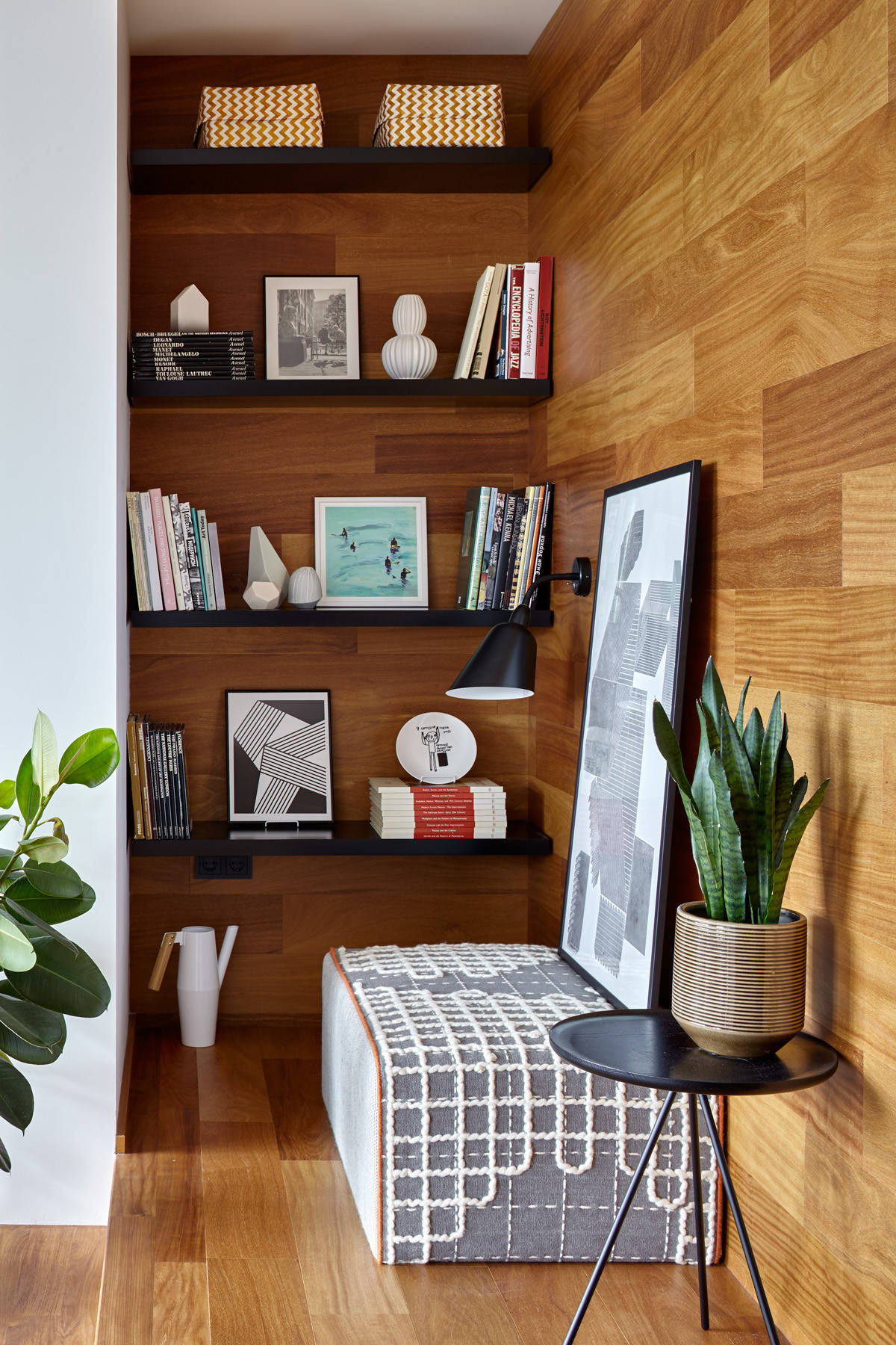 Houzz тур: Квартира с прихожей в кубе и стеклянным кабинетом