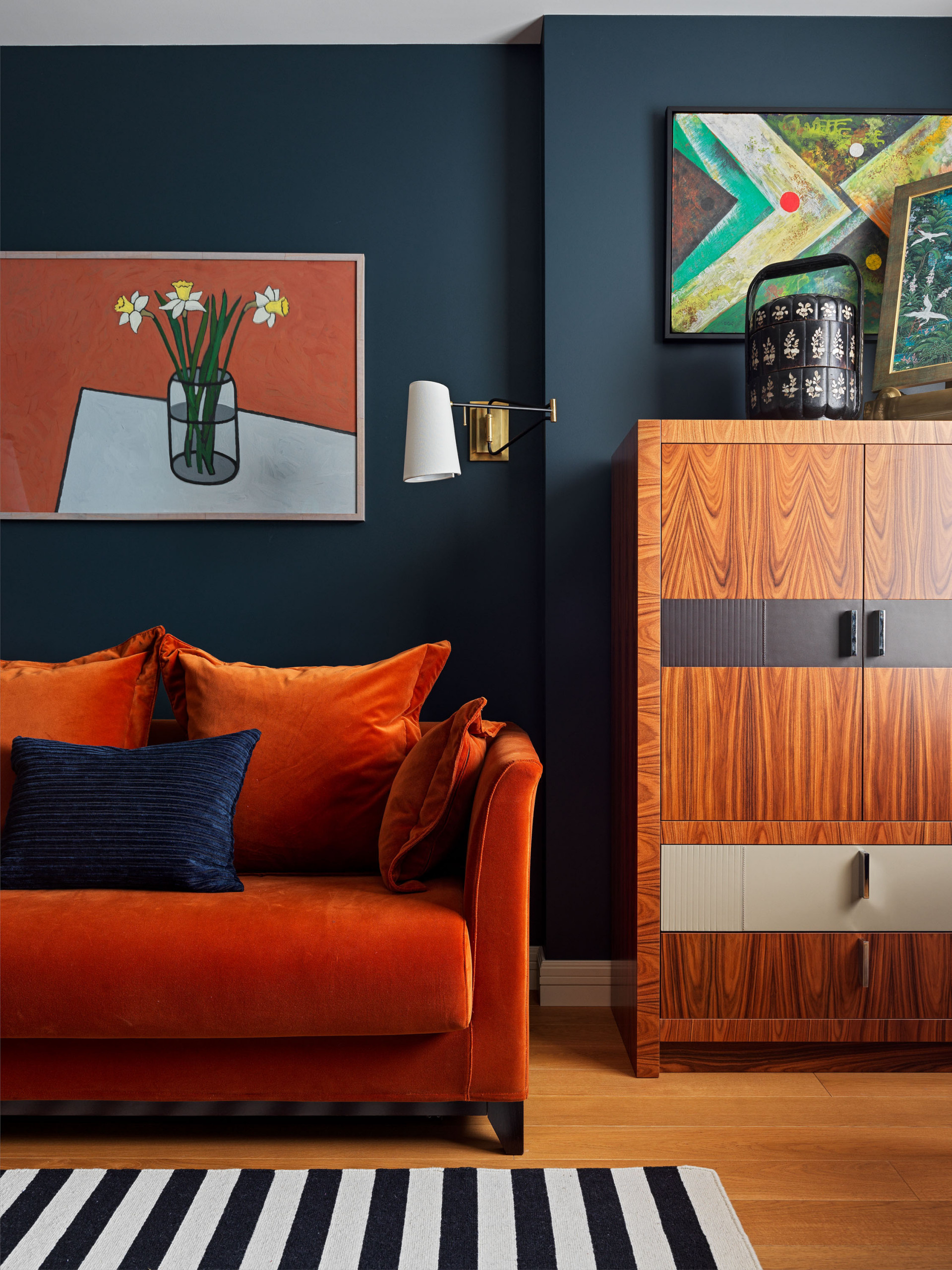 Houzz тур: Уютная квартира для поклонницы керамики и живописи