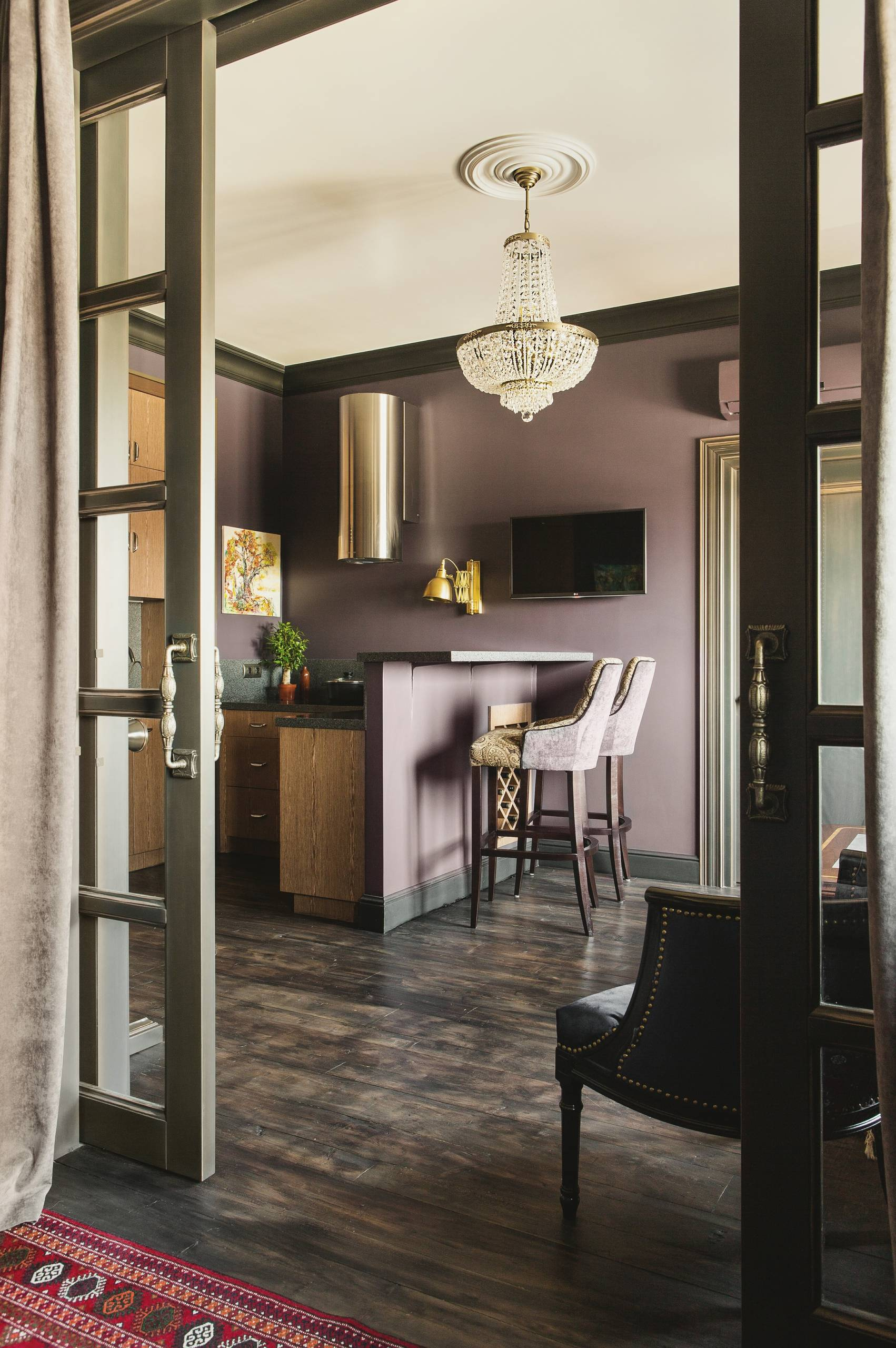 Houzz тур: Апартаменты с картиной в камине