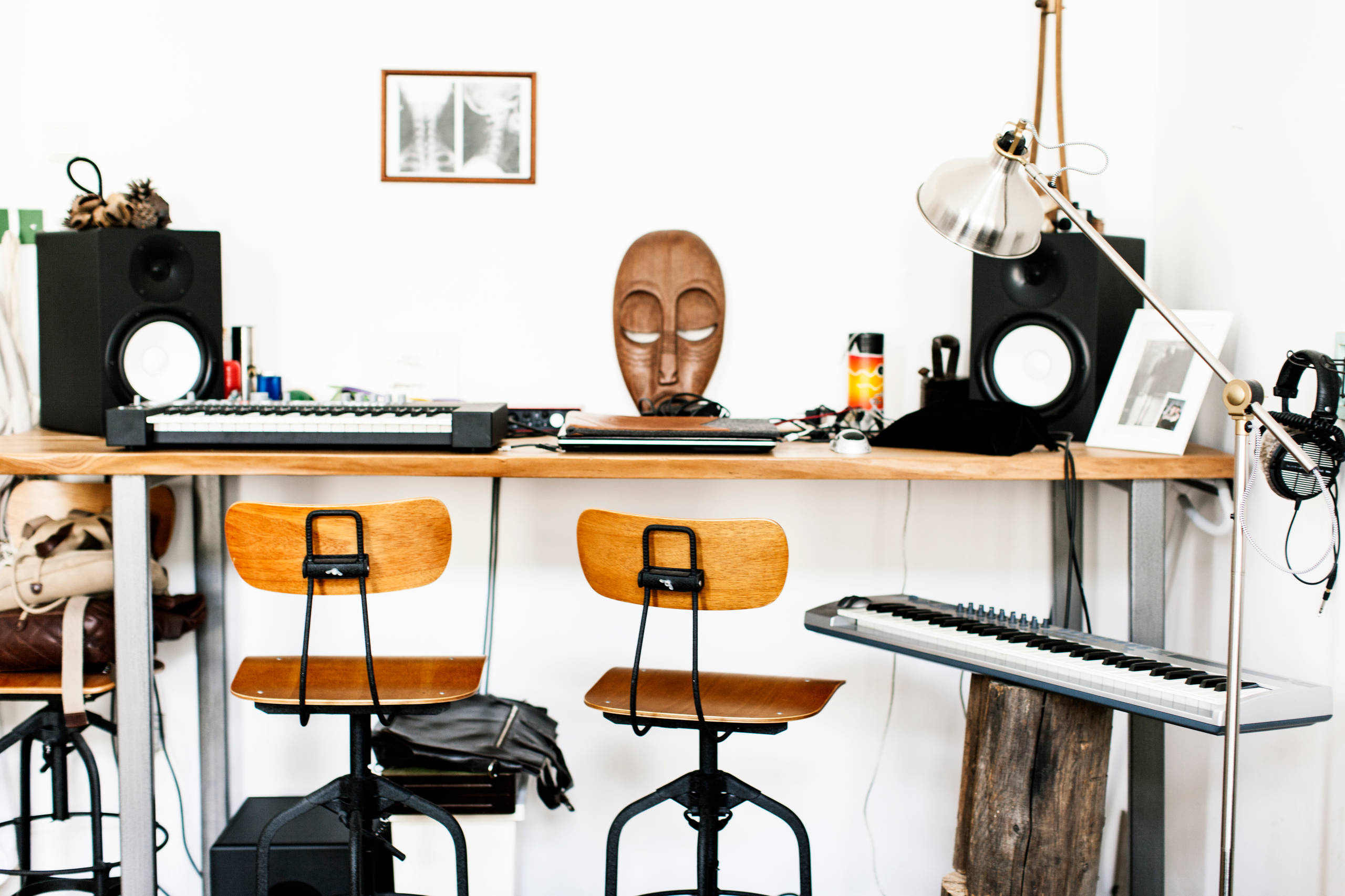 В гостях: Интерьер для троих друзей с авторской мебелью из дерева