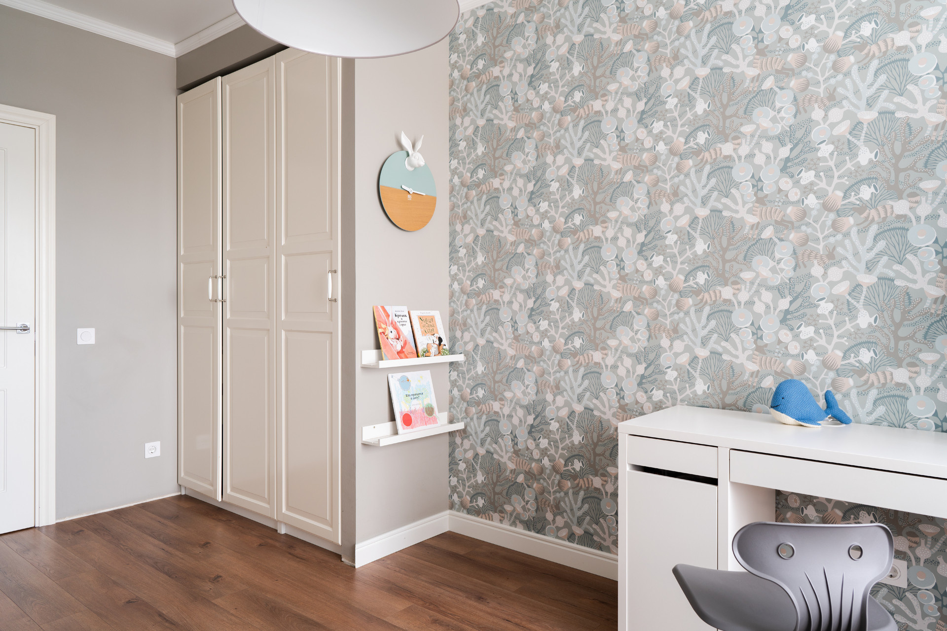 В гостях: Квартира с зеркалом XIX века и мини-садом на балконе