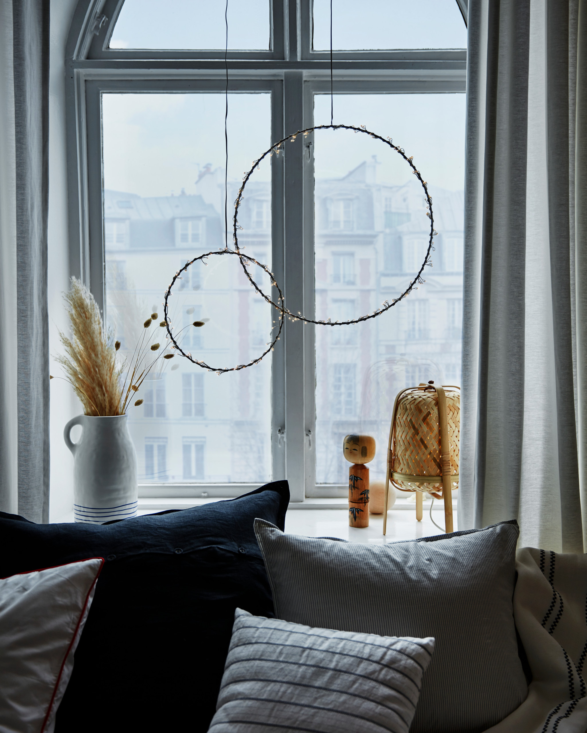 Просто фото: 18 идей украшения окон к Новому году