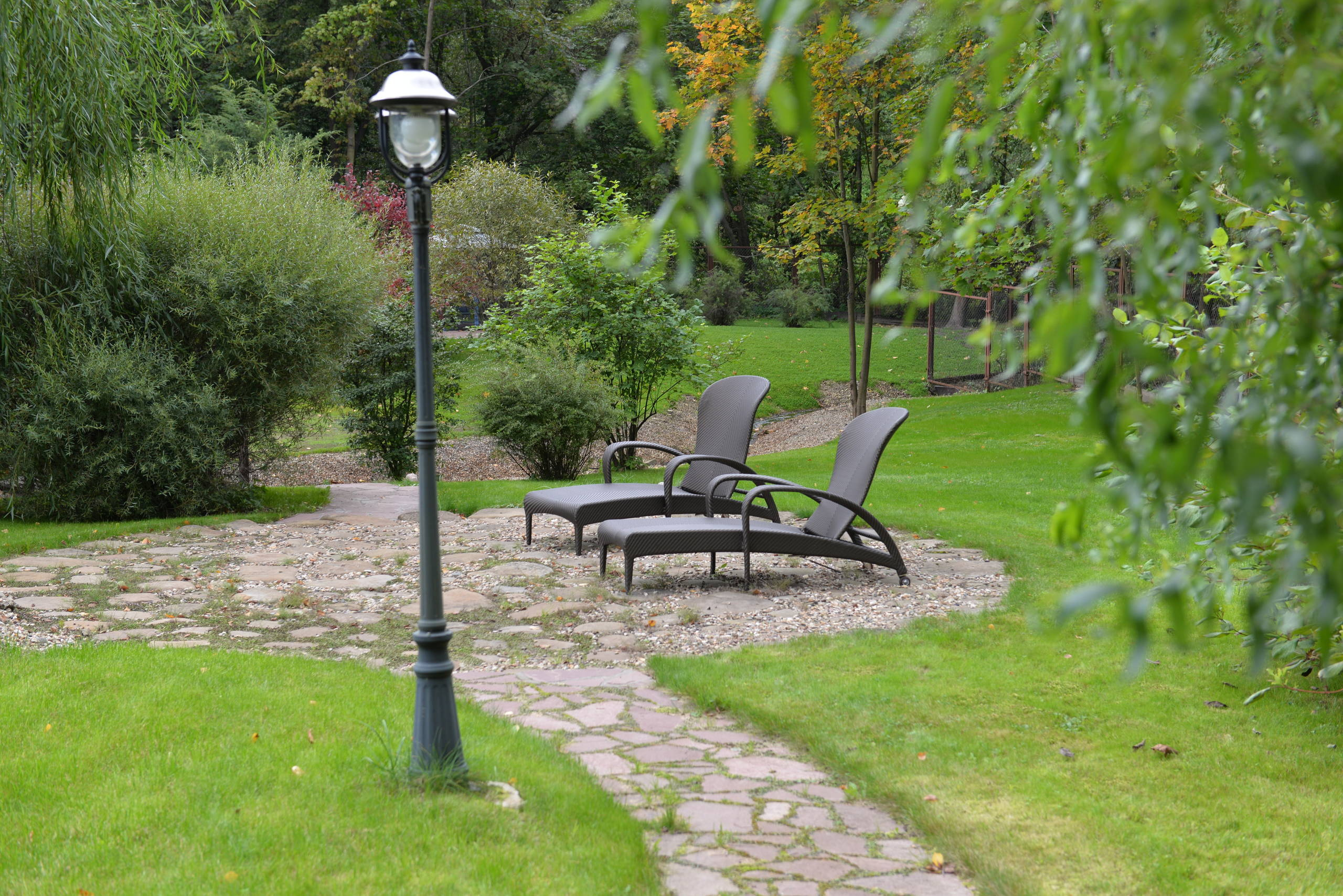 Как правильно: Отдыхать в саду, работая физически