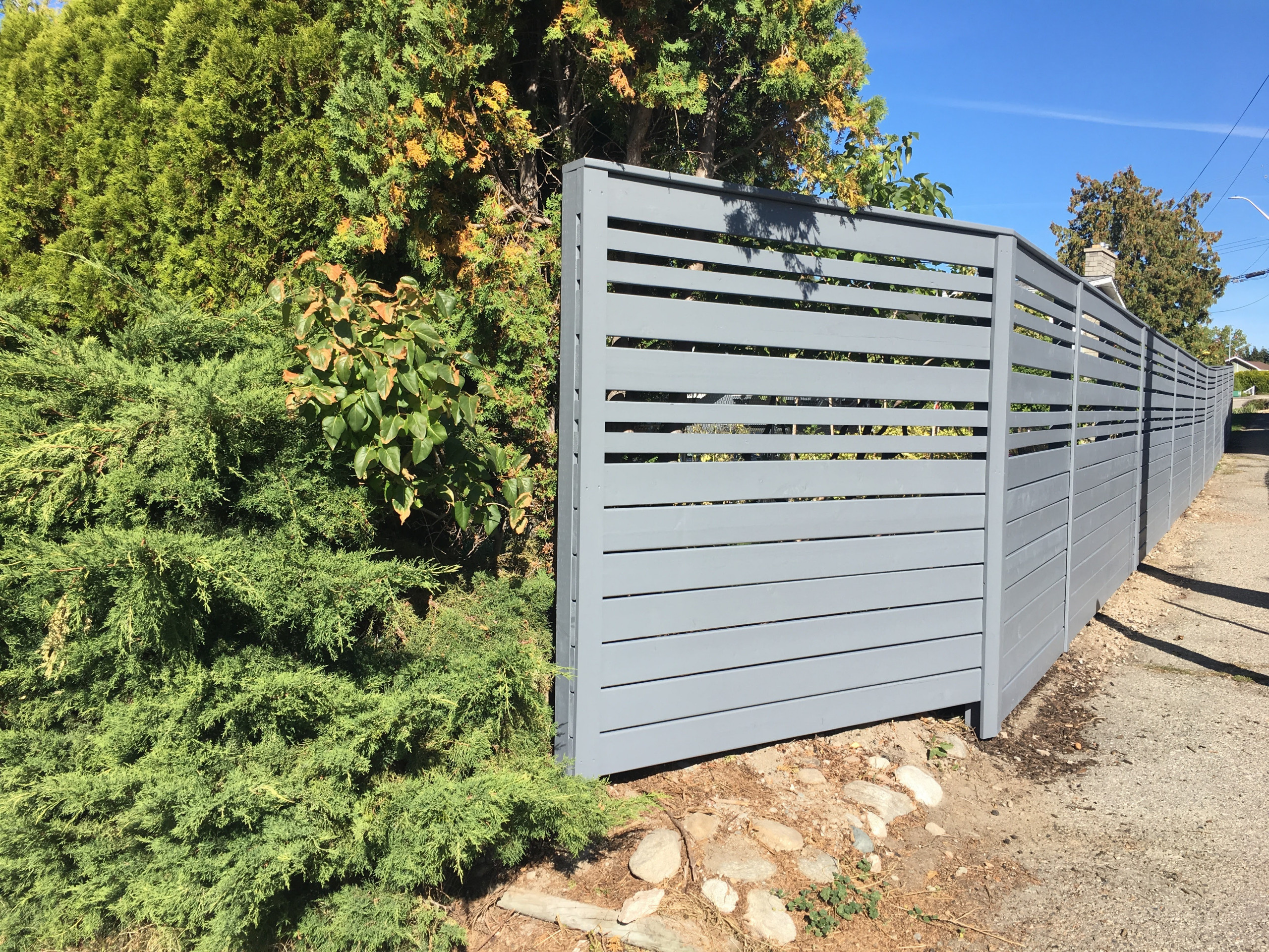 Вопрос: Какой забор нужен вашему дому