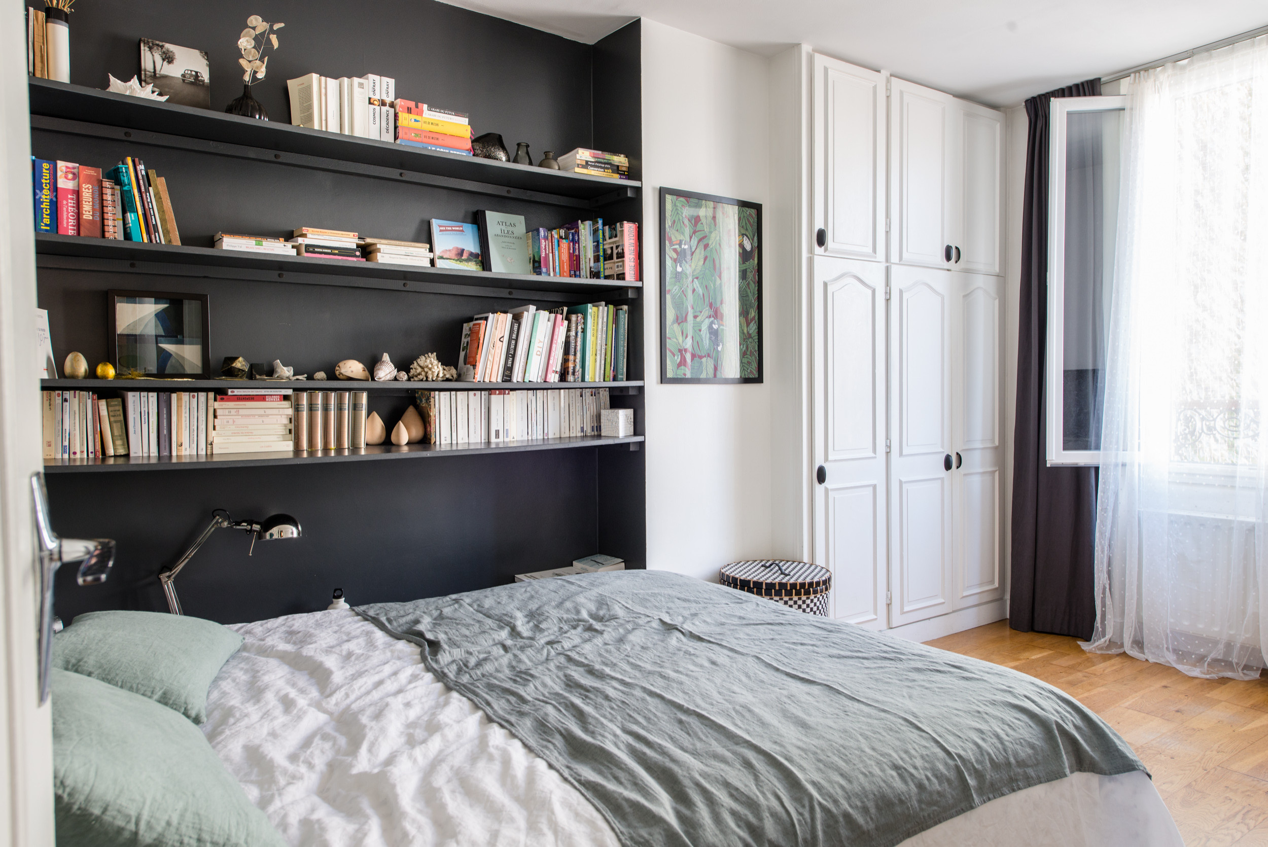 Есть задача: Дизайн узкой спальни