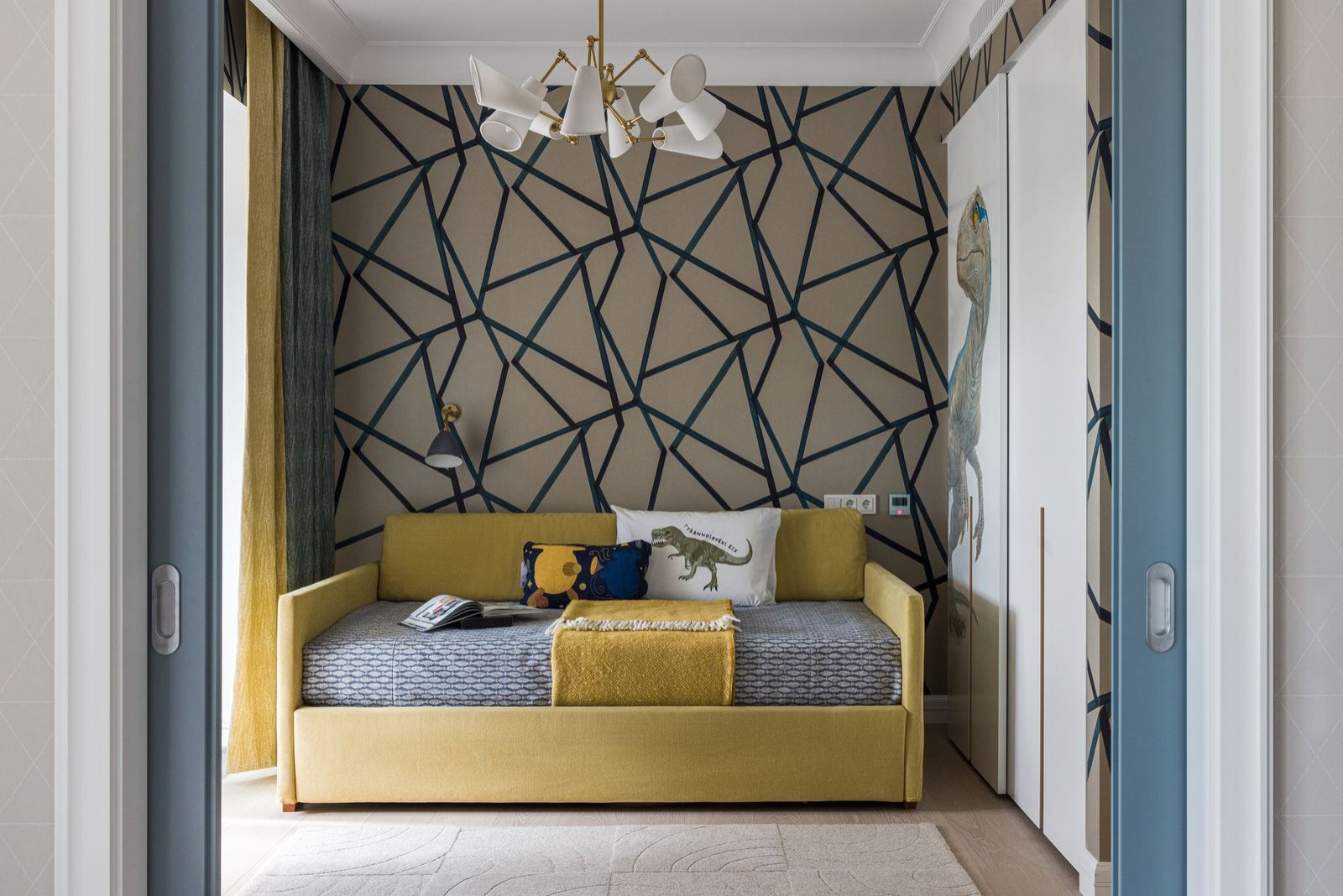 Houzz тур: Квартира с чёрным камином и винтажными постерами