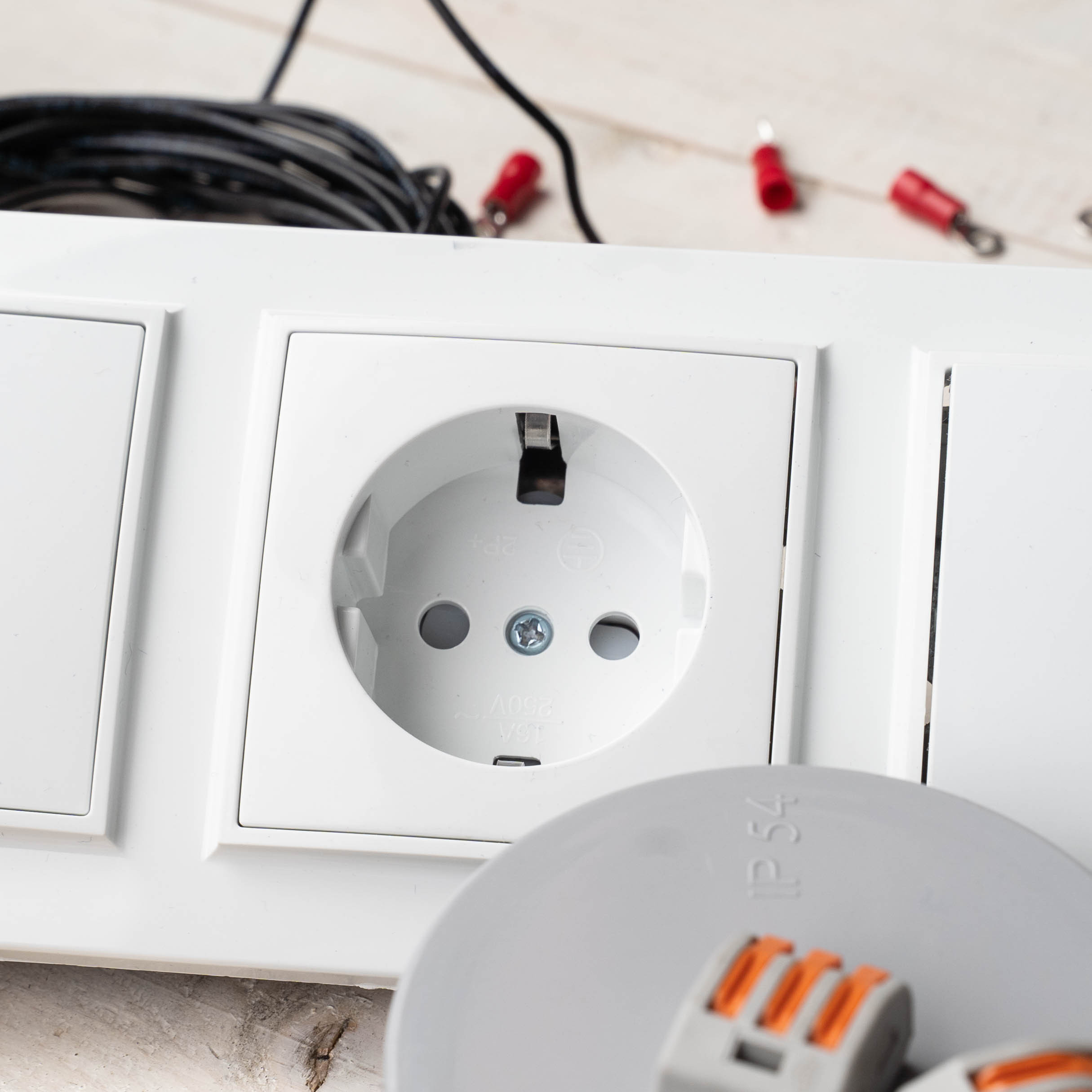 Вопрос: Почему существующая проводка [обычно] подлежит замене