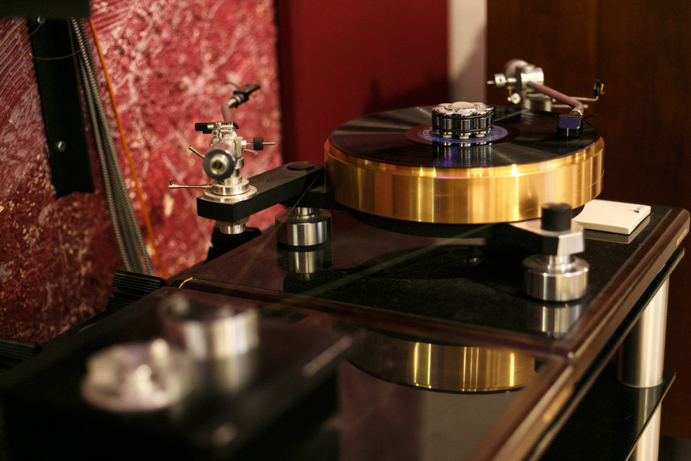 В гостях: Квартира с акустическим потолком и собранием Достоевского