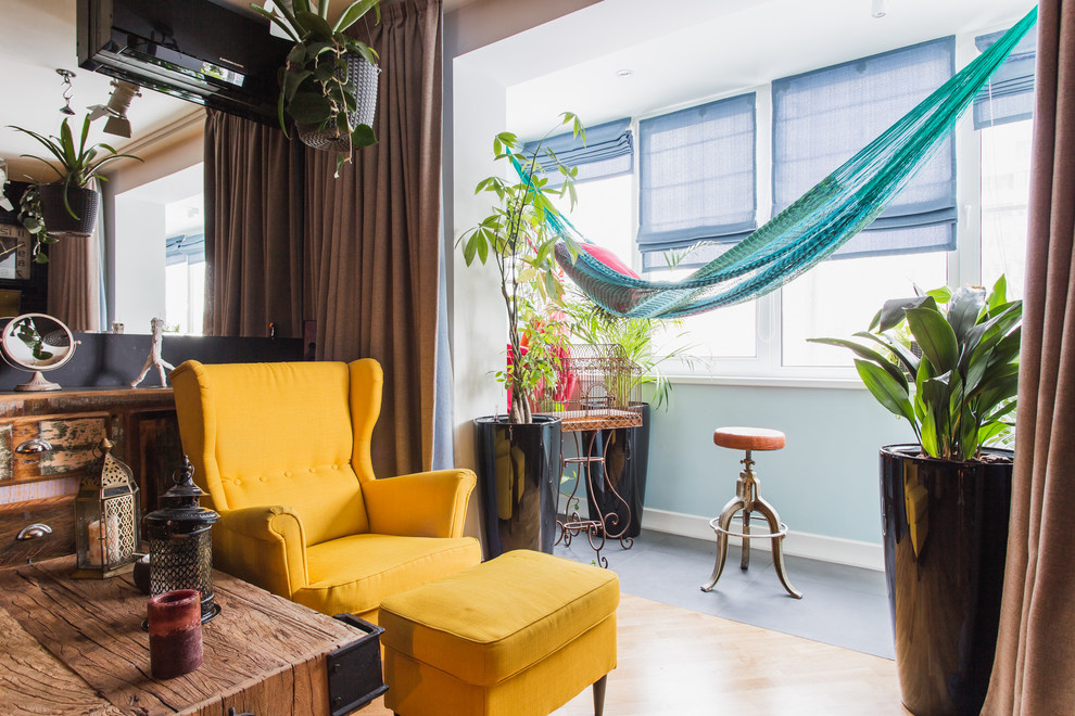 В гостях: Фьюжн-интерьер с черной спальней и цветами на стенах