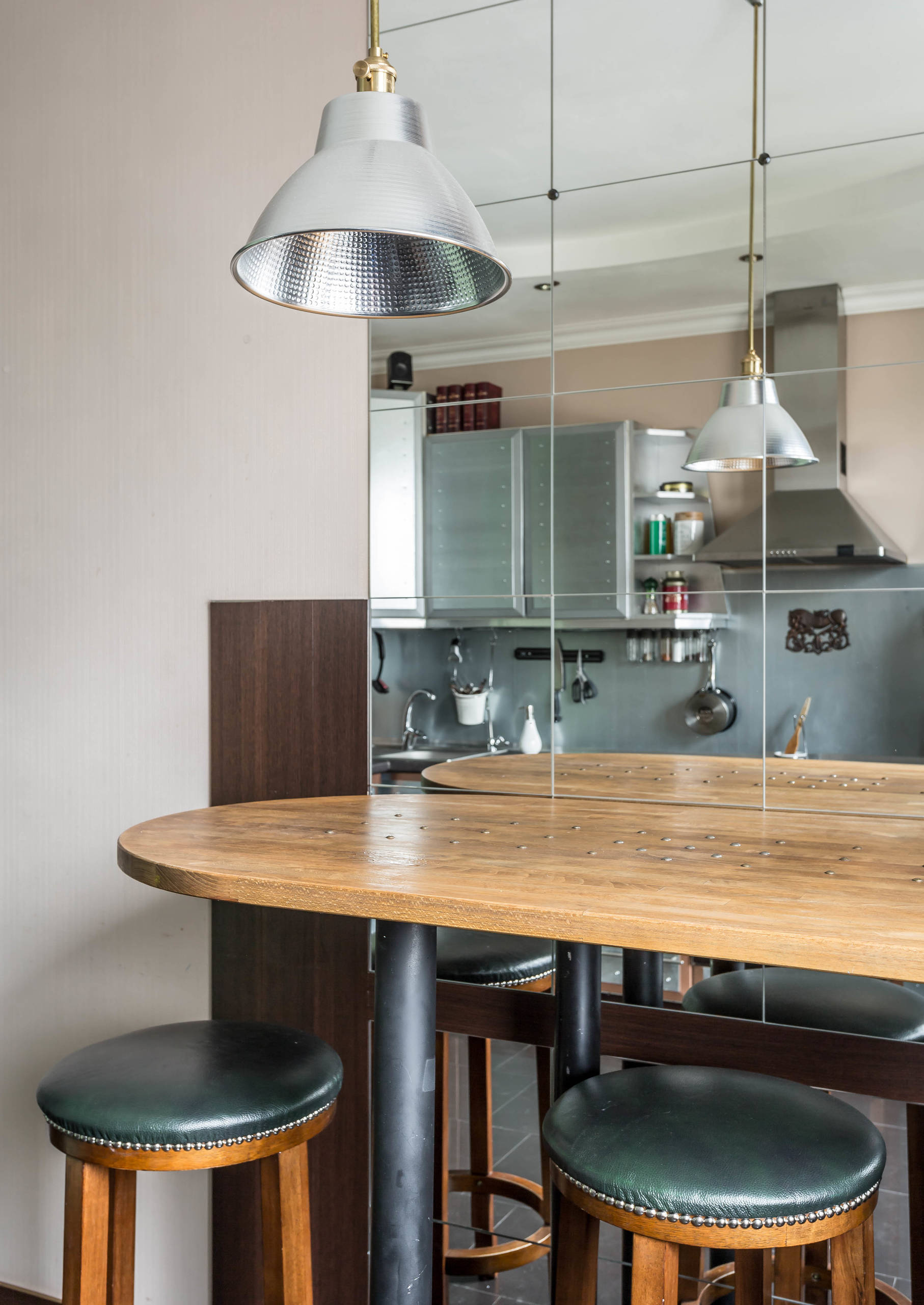 В гостях: Мужская квартира с двумя каминами и множеством зеркал