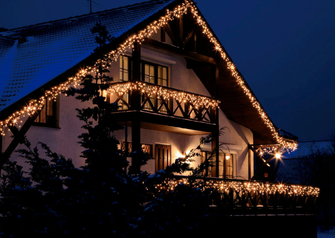 Фотоохота: Новогодняя подсветка загородного дома и сада — 26 идей