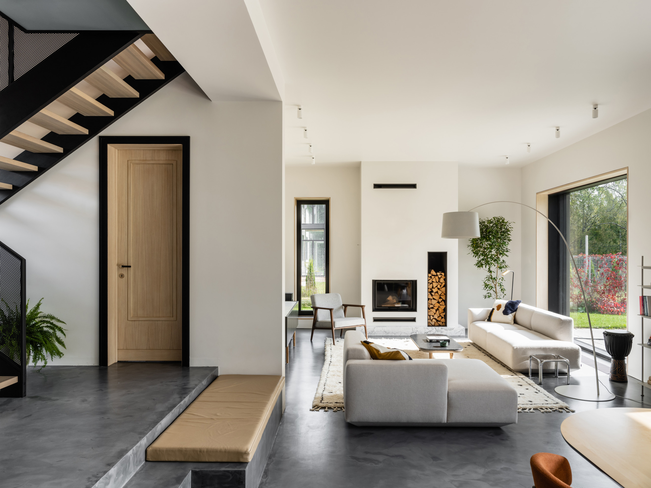 Houzz тур: Чёрный-чёрный дом под Троицком