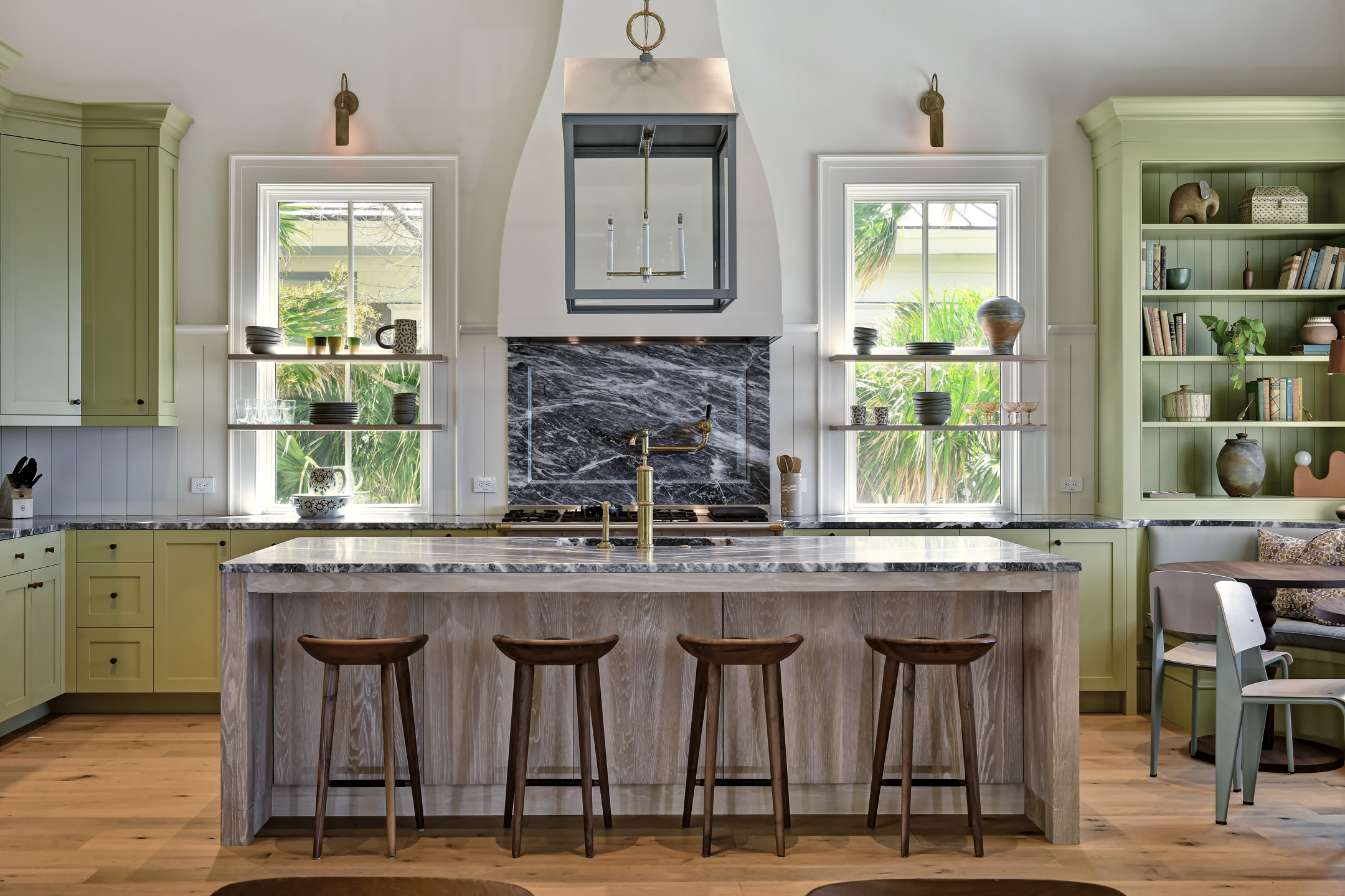 Просто фото: Необычный свет над островом