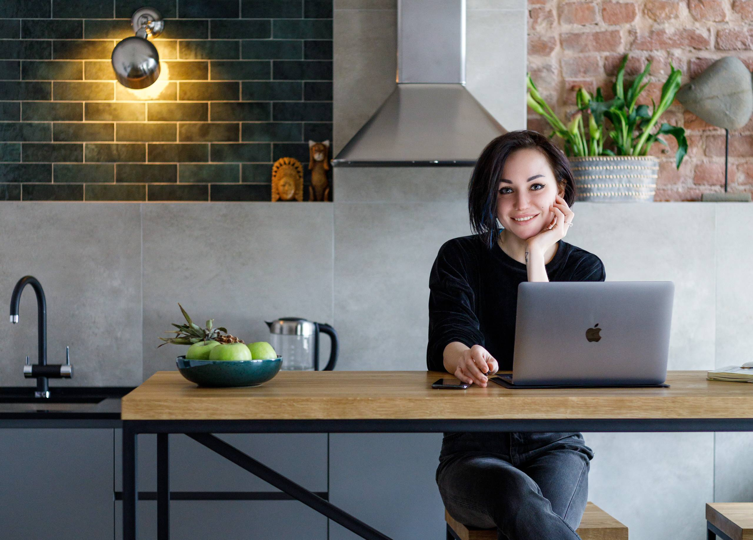 В гостях: Квартира на Литейном проспекте с родным кирпичом