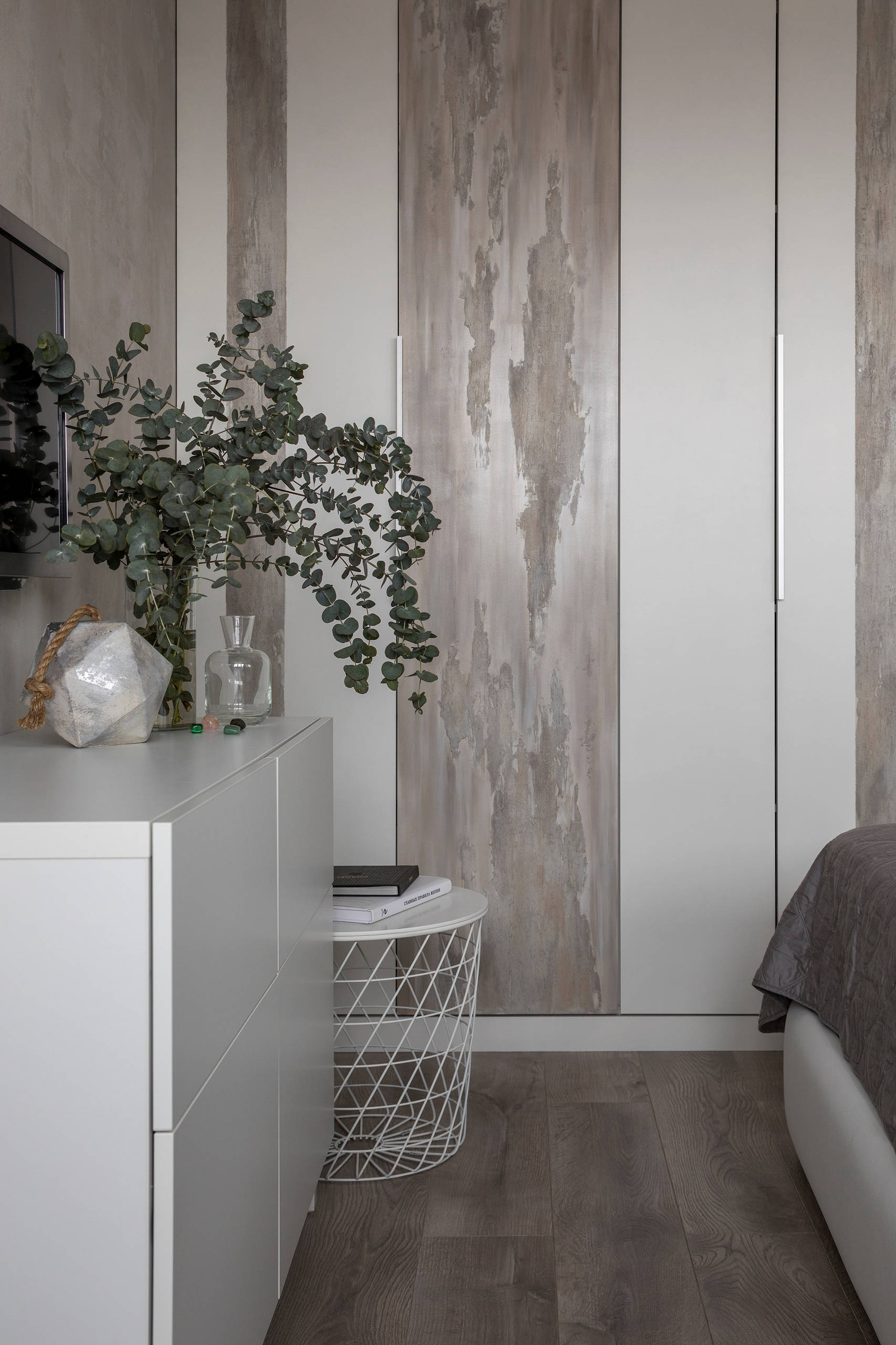 Houzz тур: Квартира холостяка в оттенках серого