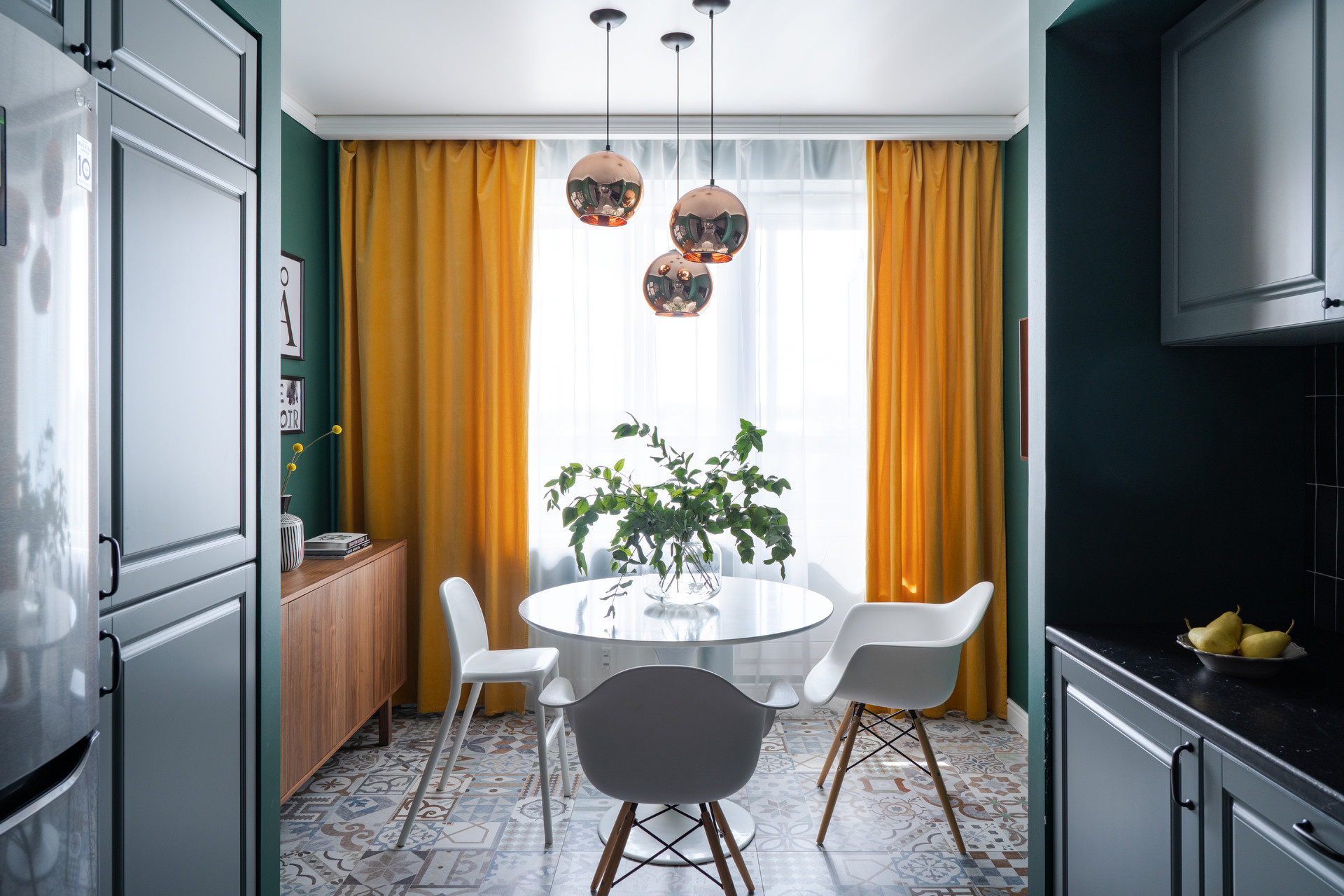 В гостях: Квартира с зеркалом XIX века и мини-садом на балконе