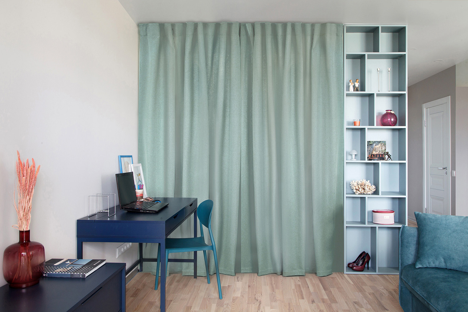 Houzz Беларусь: Квартира со шкафом, функциональным с трех сторон