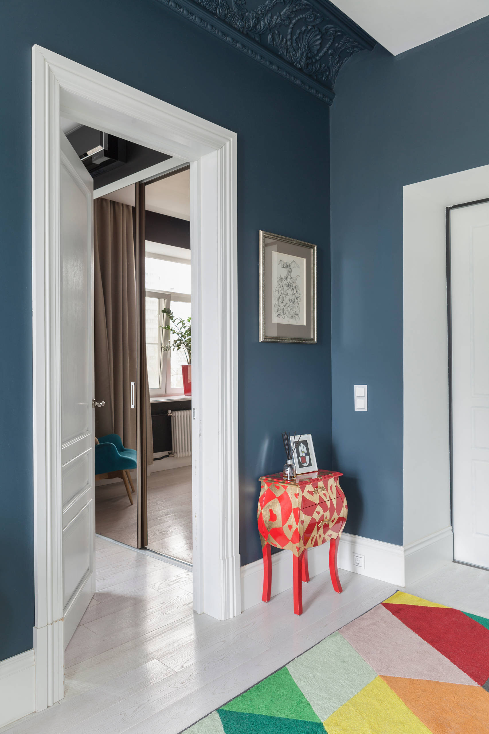 В гостях: 54 метра — «сталинка» с тёмными стенами