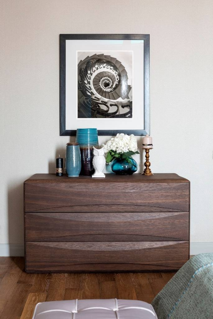 Houzz тур: Оттенки синего и блеск зеркал в двухуровневой квартире