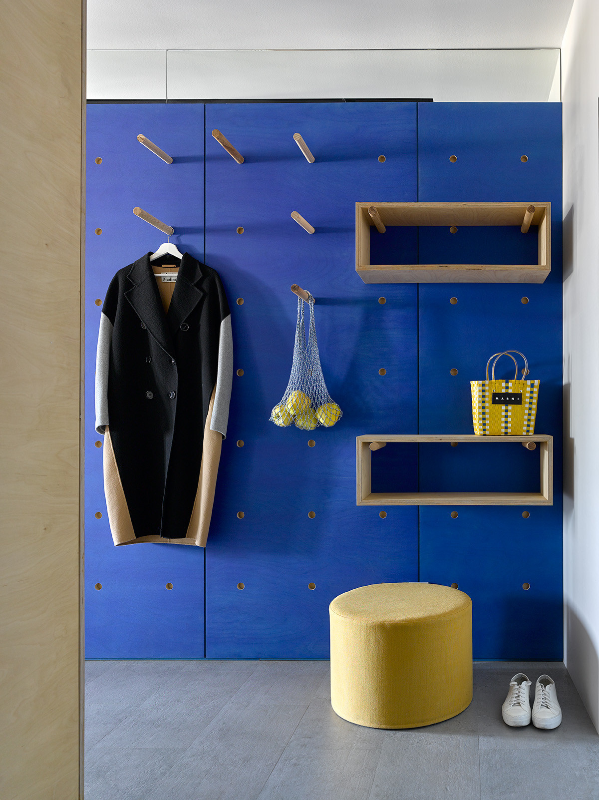 Houzz тур: Квартира 41 кв.м — бетон и синяя фанера