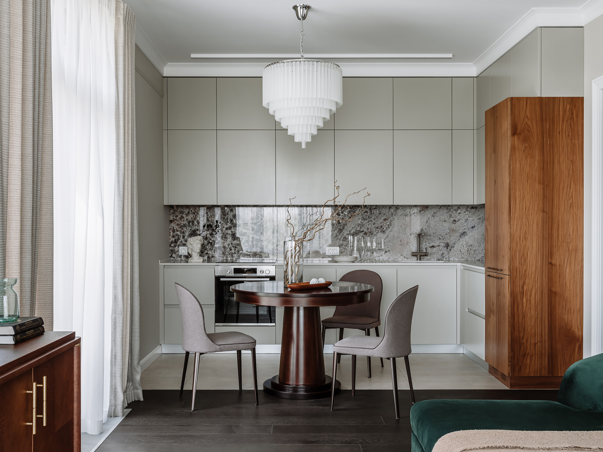 Houzz тур: Квартира с «космической» детской и зеленым диваном