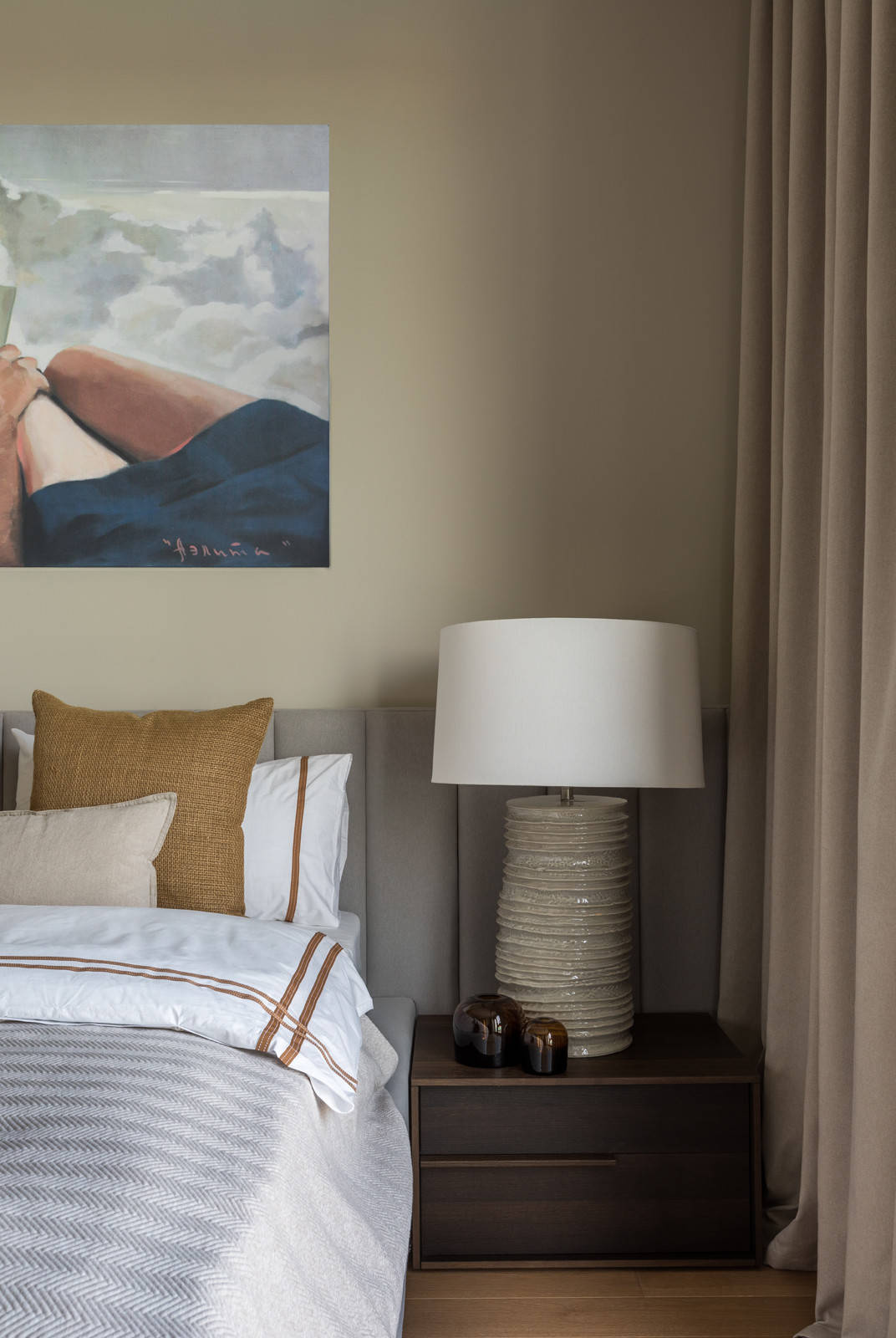 Houzz тур: Квартира с ванной в спальне и сквозным камином