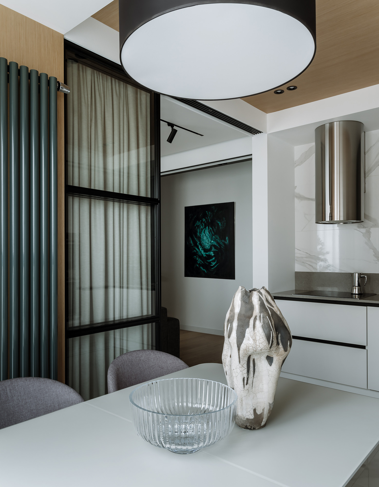 Houzz тур: Строгая квартира для мамы с дочкой