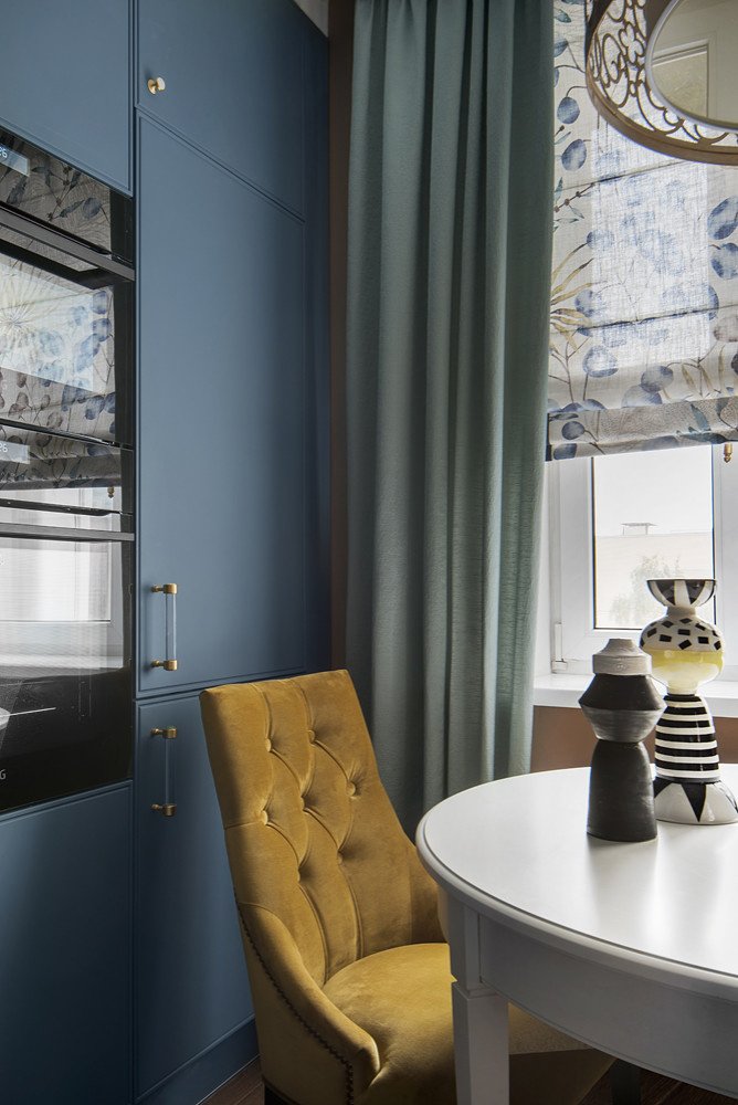 Houzz тур: Квартира с кухней в 6 кв.м и яркими дверными проёмами