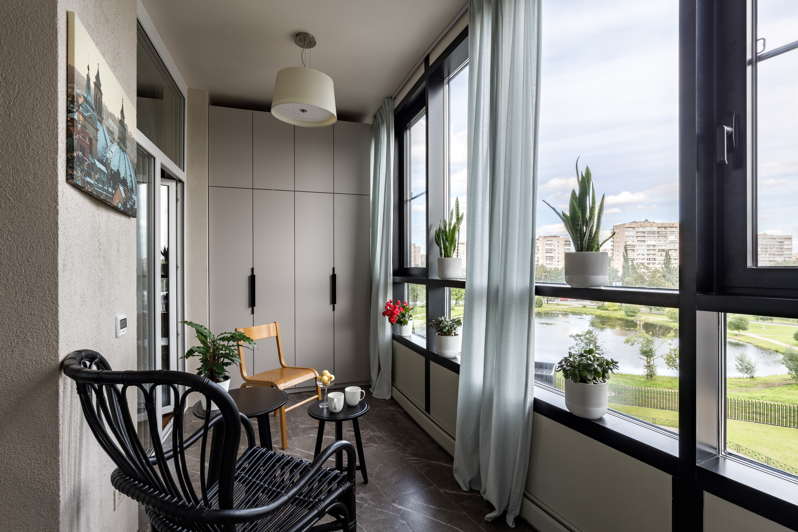 В гостях: Светлая неоклассика в Петербурге — с видом на озеро