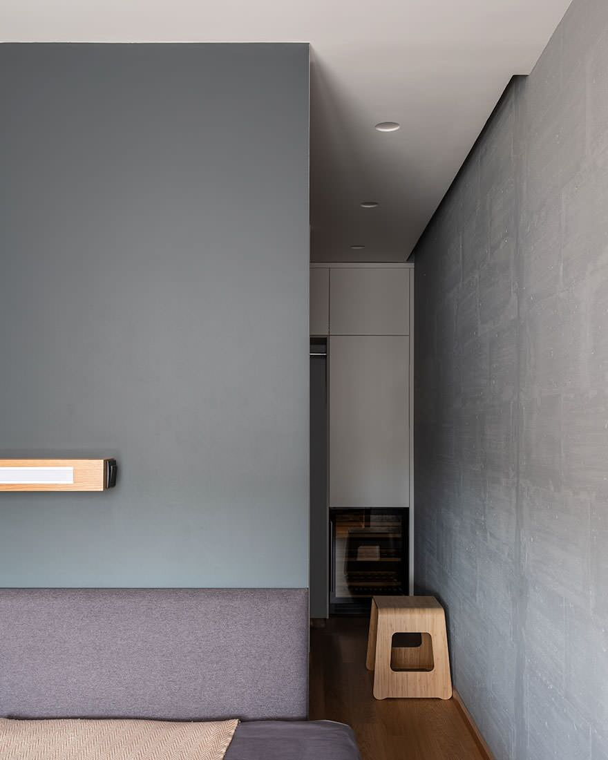 Просто фото: Спальня с гардеробной за изголовьем