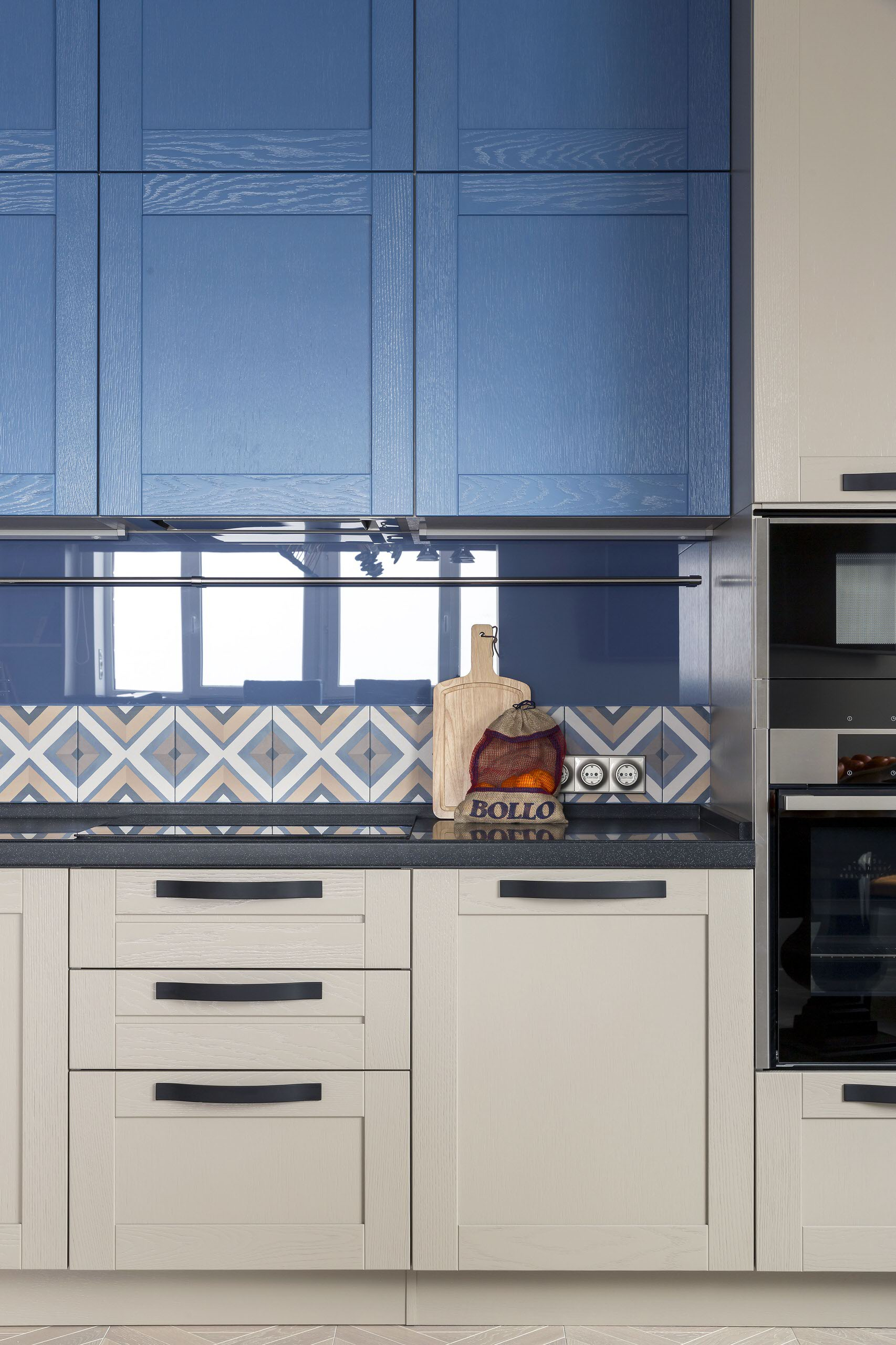 Проект недели: Кухня с голубыми фасадами и видом на парк из окна