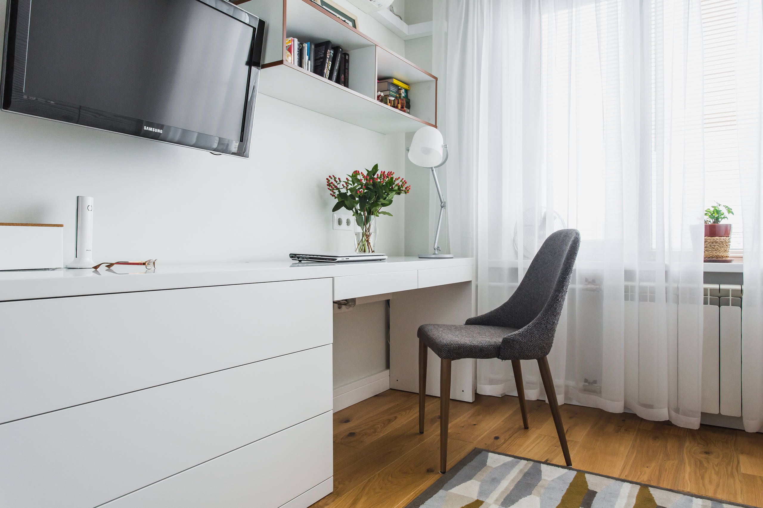 В гостях: Белый интерьер с красными акцентами на 33 квадратных метрах