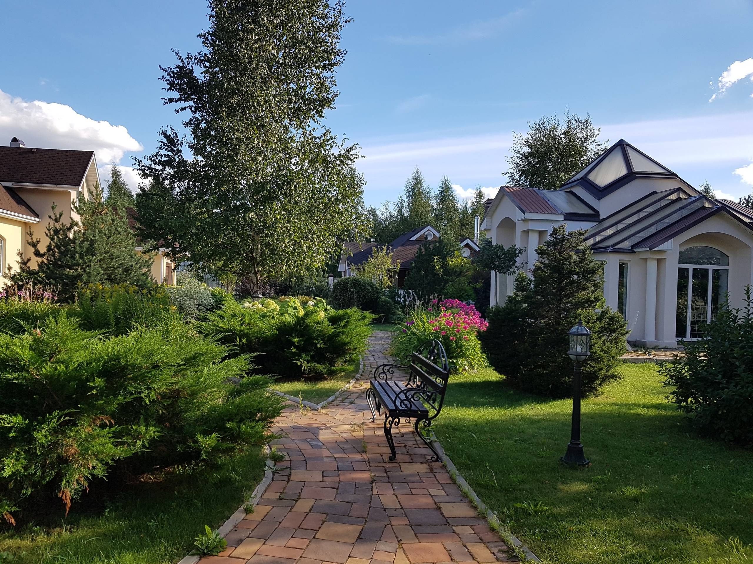 Проект недели: «Итальянский» сад с расписной лоджией при гараже