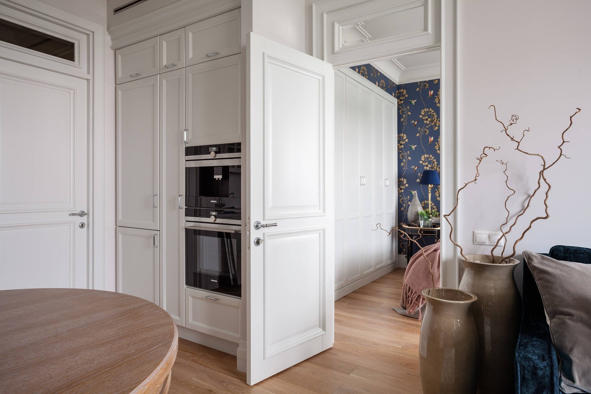 Houzz тур: Светлая квартира с яркой спальней