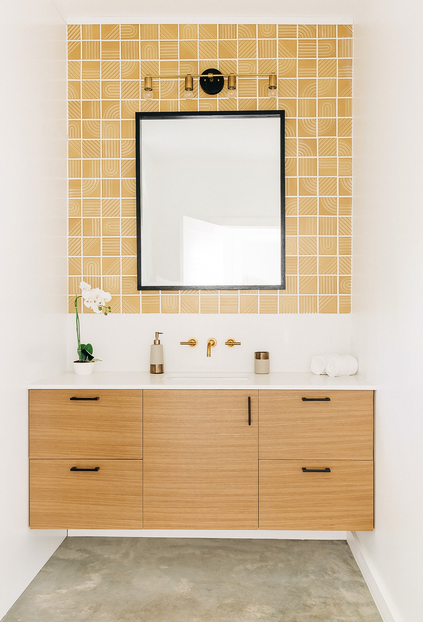 Тренд: Санузлы в «осенних» тонах — 16 фото