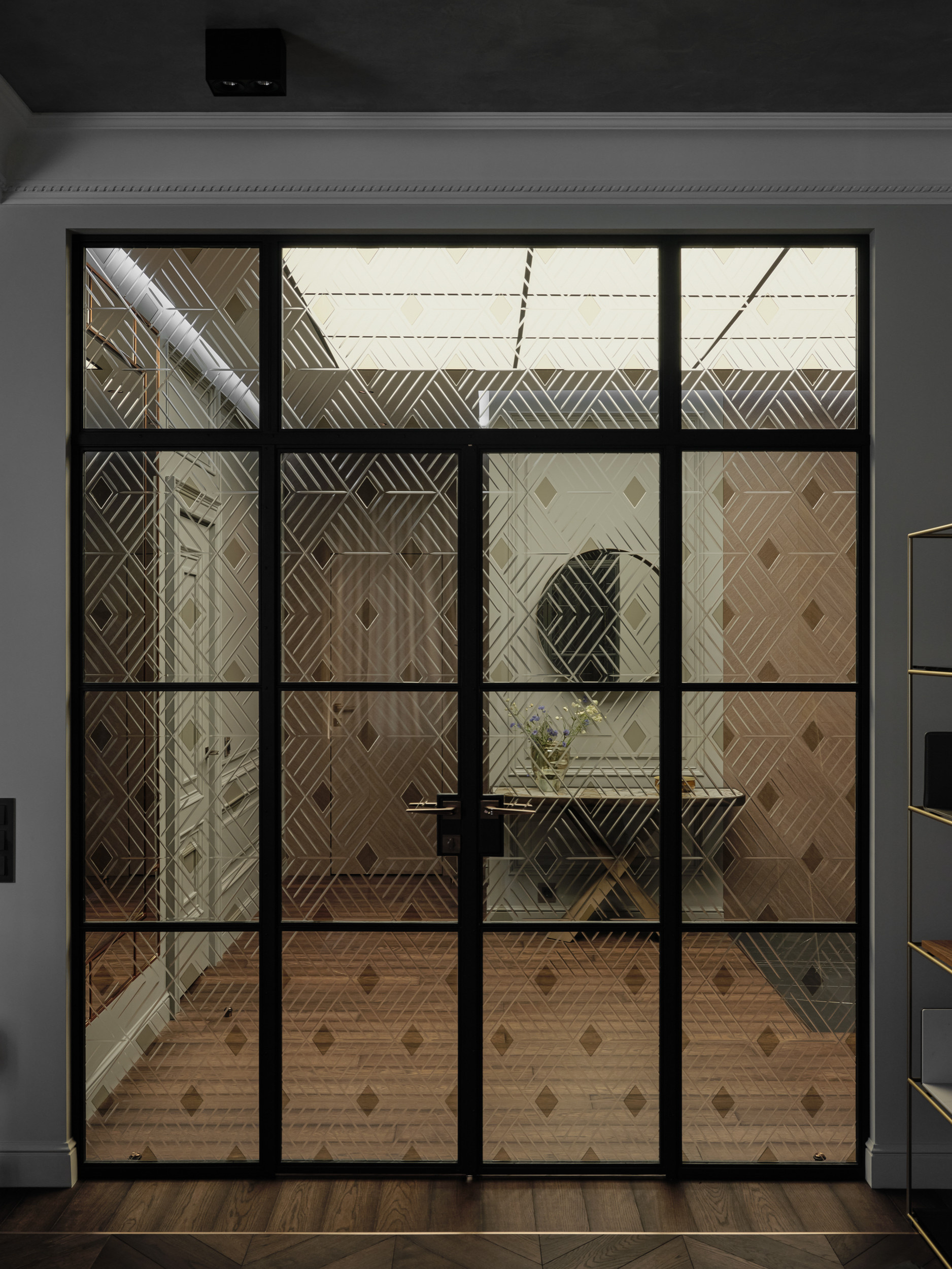 Фотоохота: Двери и перегородки с необычной расстекловкой