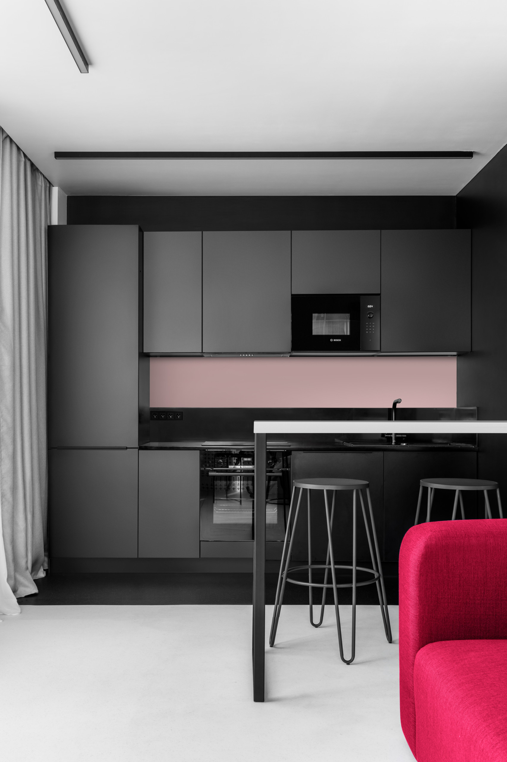 Houzz тур: 52 кв.м — чёрно-белая квартира с малиновыми акцентами