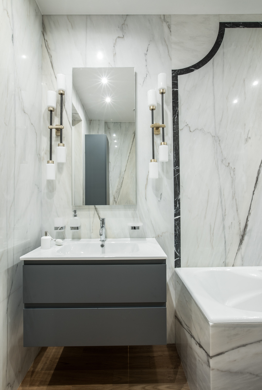 Houzz тур: Квартира с яркими деталями и элементами из латуни